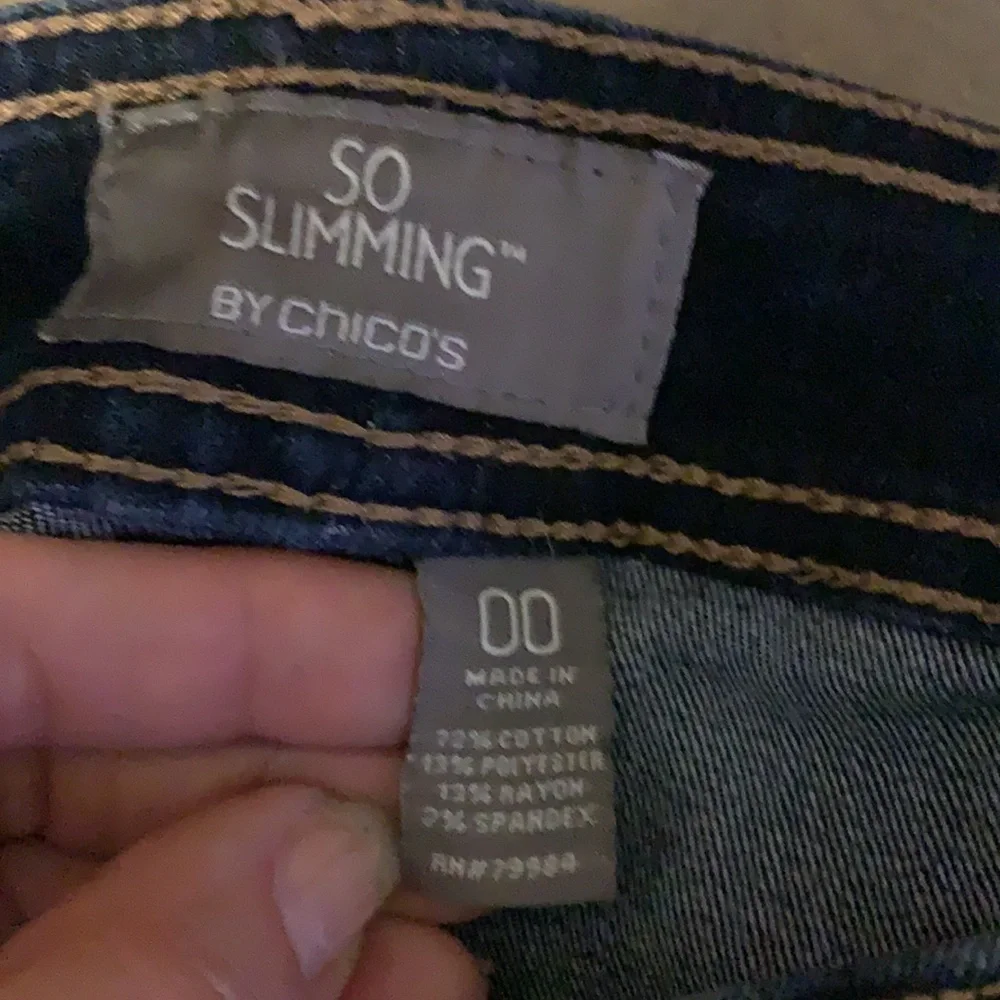 Chico’s 00 so slimming  jeans Like New - Picture 3 of 3